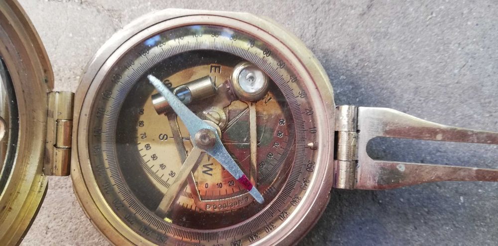 Стар компас, бронзов. В отлично състояние.