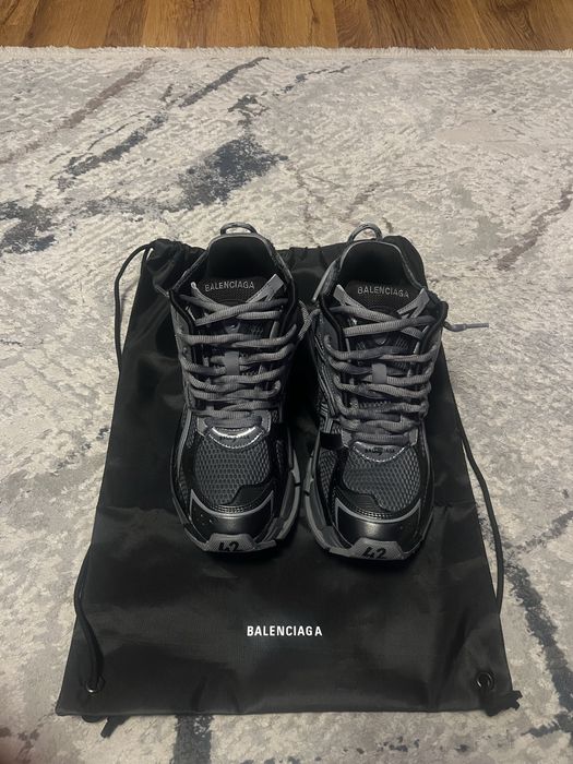 Balenciga runner