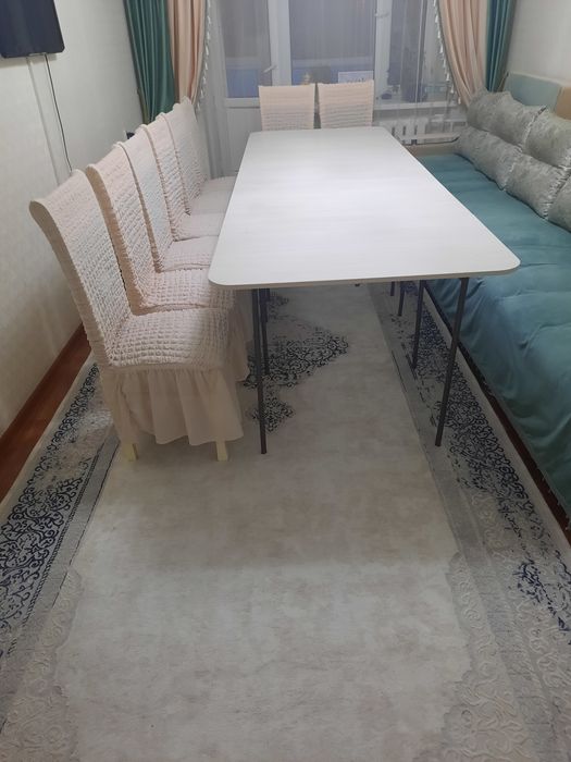 Продается б/у стол с 10 стульями.