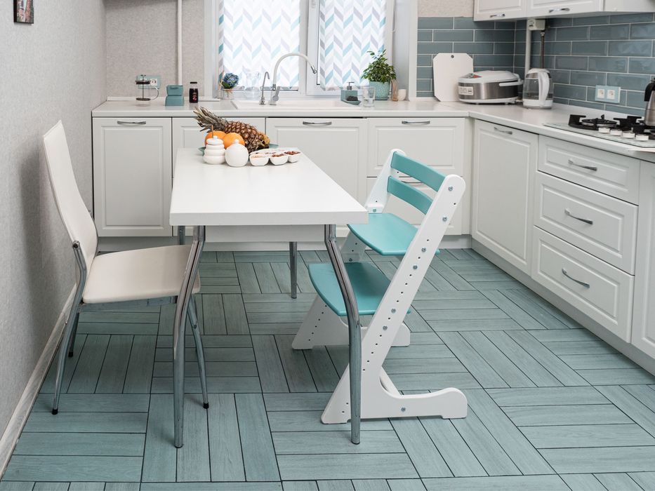 Продам растущие стульчики Конек Горбунек. Оригинал