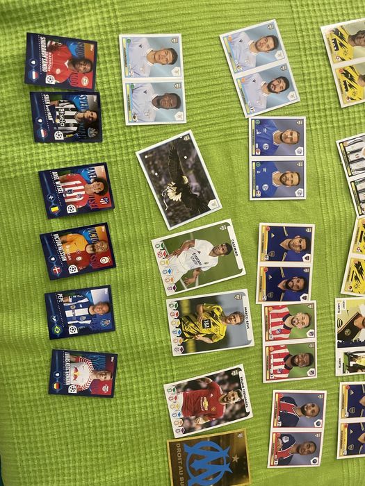 Vând cartonase panini cu fotbaliști