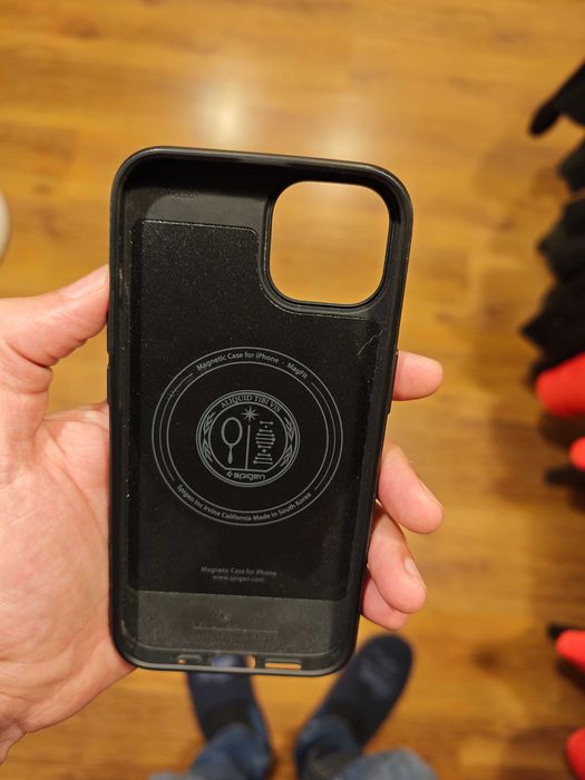 Spigen кейс за iPhone 14