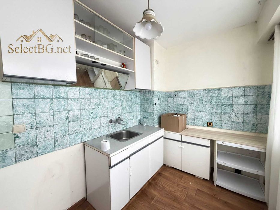 Панелен апартамент  на междинен етаж, южно изложение в кв. Бузлуджа.