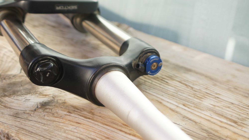 вилка rockshox sektor 27,5 с проходна ос 15 x 100