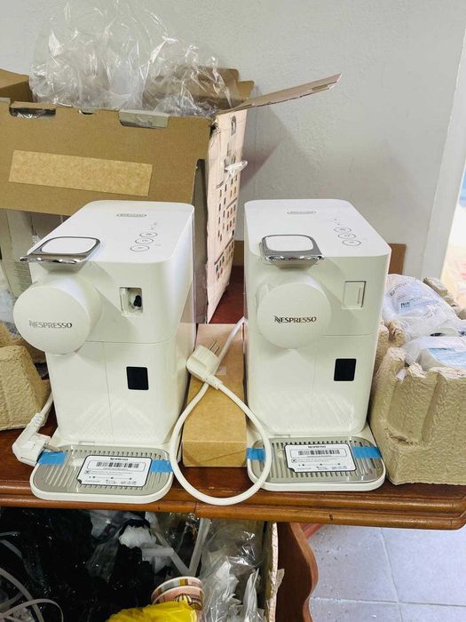 Espressor De'Longhi Nespresso Lattissima One, alb porțelan, EN510.W - are un defect, se vinde pentru piese sau reparare