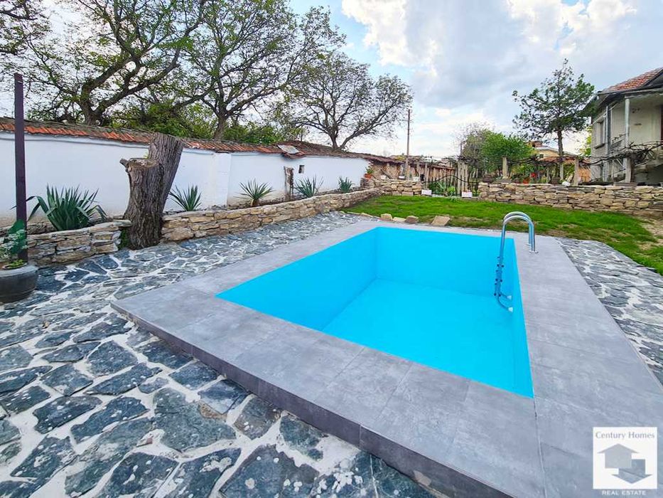 145297 Едноетажна къща с басейн в село Масларево