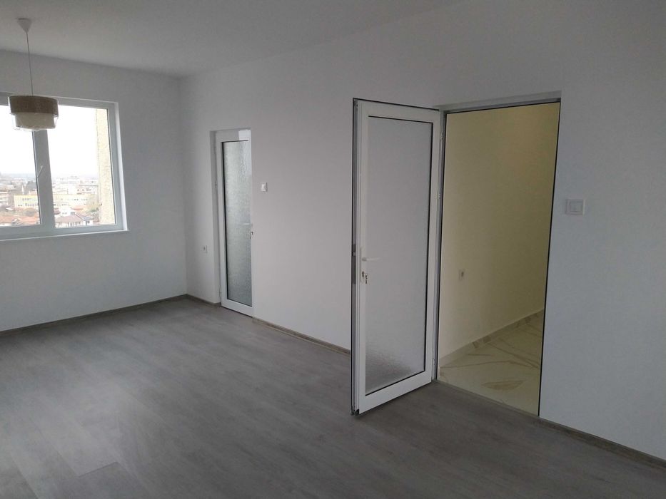 Продава четиристаен отличен в центъра