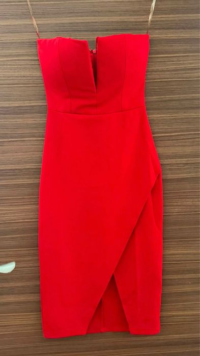 Vand rochie rosie mulata noua
