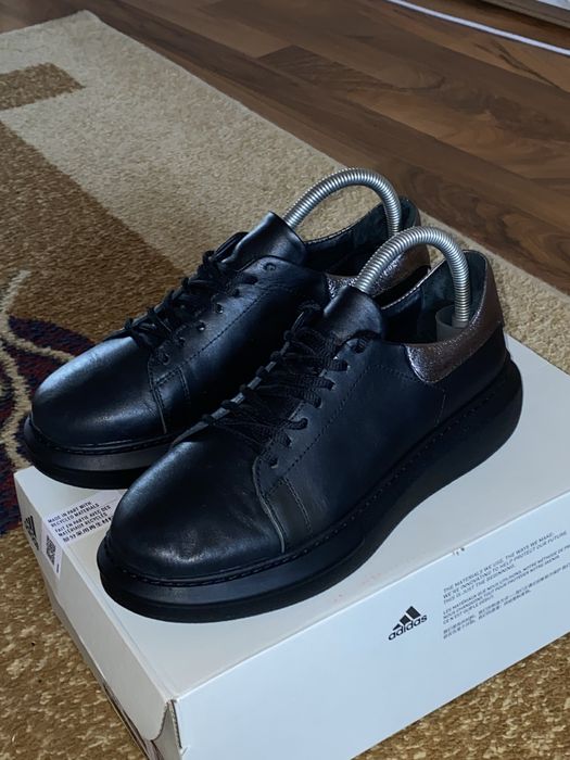Adidasi negri noi in stare excelenta