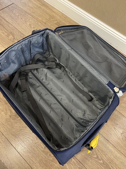 Чемодан синий 4 колеса