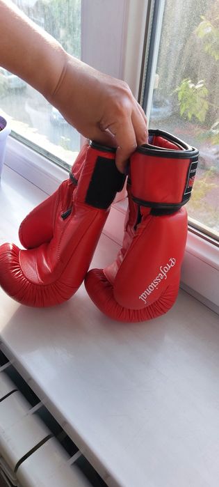 Продаются боксёрские перчатки кожаные