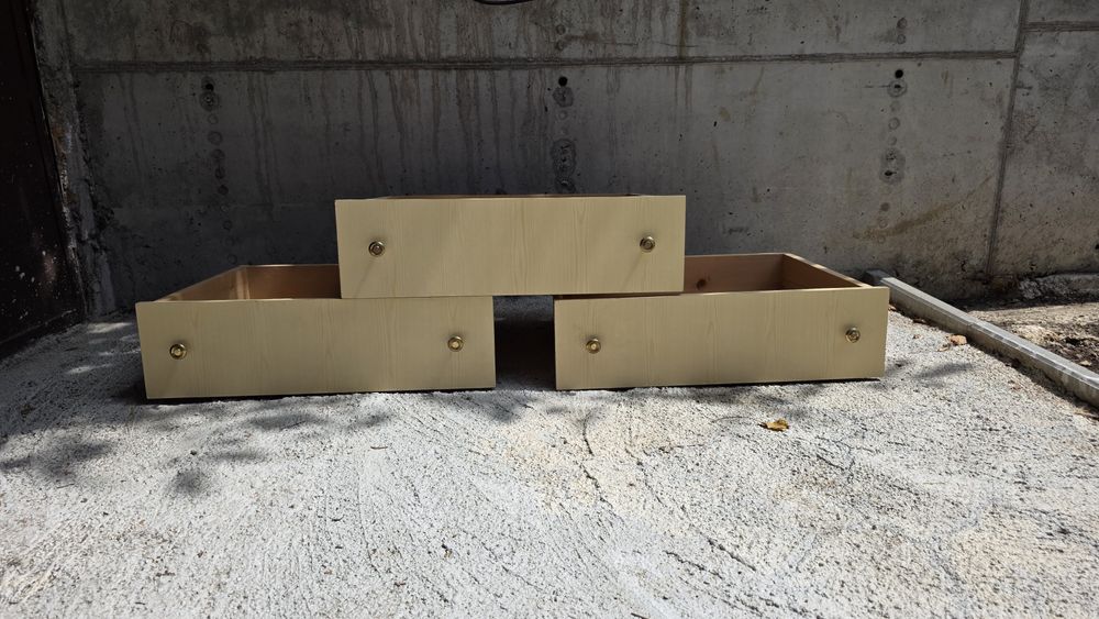 Продавам мебели / Бюро и Шкаф