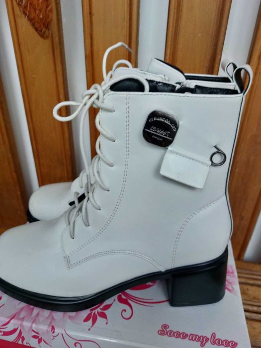 Ghete noi, chic, usoare si confortabile, captusite in interior