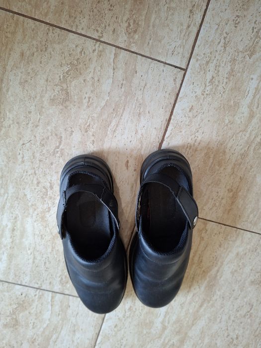 Vind papuci tip sandale cu metal în față  mărimea 42.