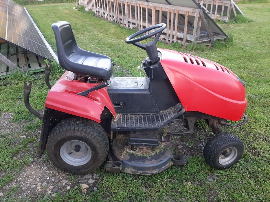 Mașina tractoras de tuns iarba