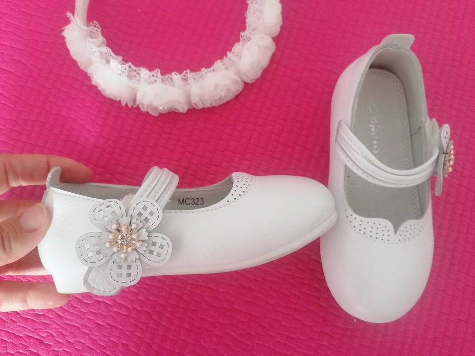Бяла рокля и обувки за момиче