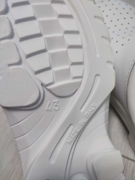 Чехли №43 медицински ,бели ,естествена кожа ,нови.