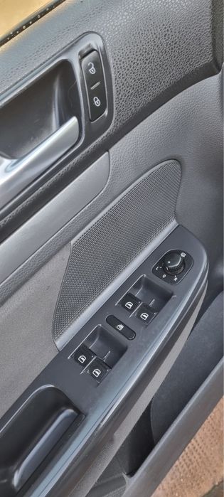 Vând Volkswagen Golf V