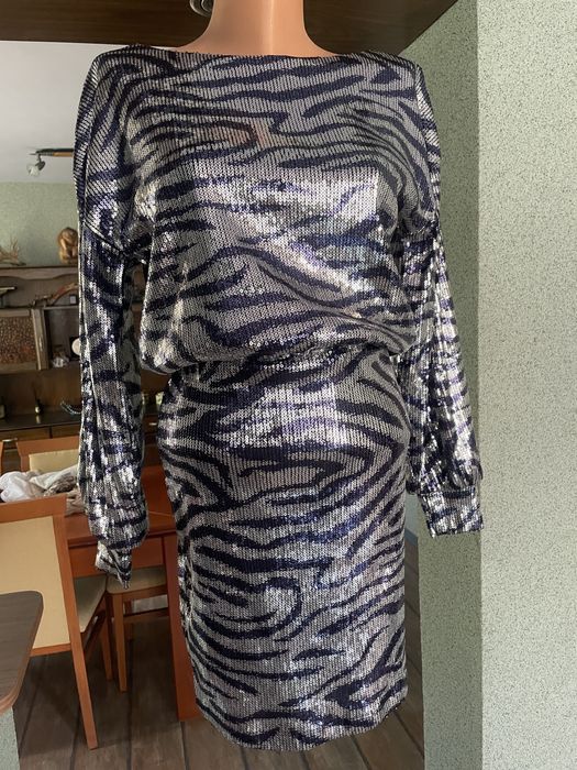 Елегантна рокля с пайети