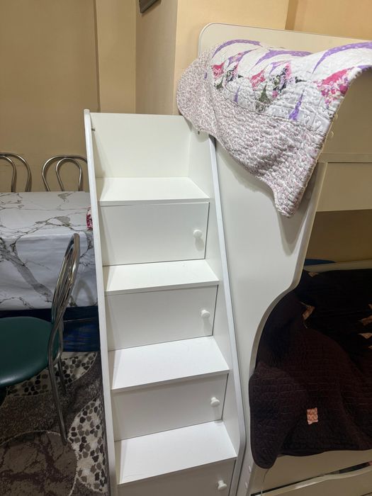 Стол и двухъяростная кровать