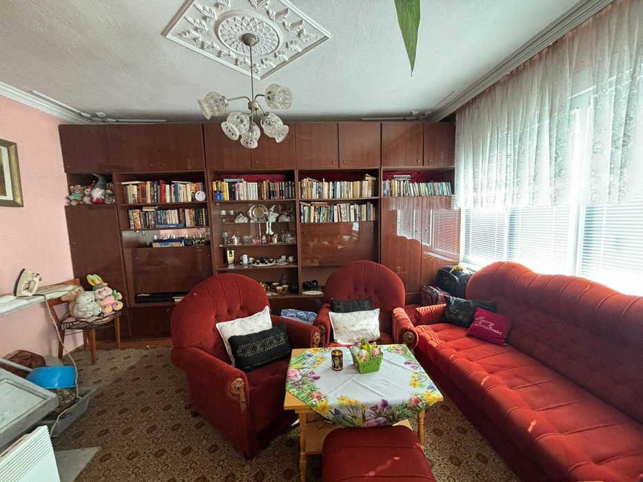 ЕТАЖ от КЪЩА с РЗП 120 кв.м, двор 150 кв.м, град Карлово