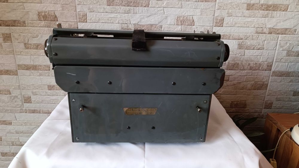 Стара пишеща машина TRIUMPH STANDART 12 - Made in Germany - 1940 год.