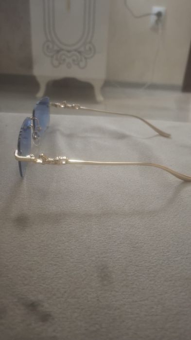 Ochelari de soare unisex cu lentile albastre și ramă aurie