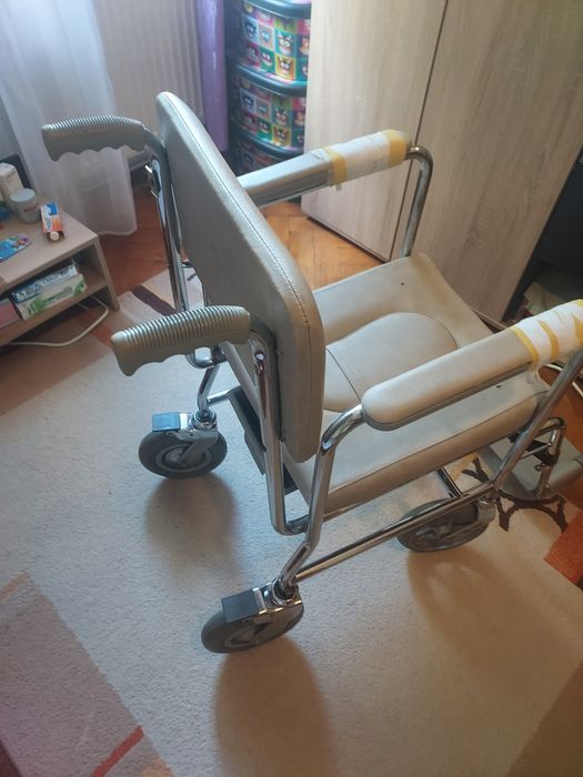 Cărucior dizabilități cu tavă necesitati detașabilă