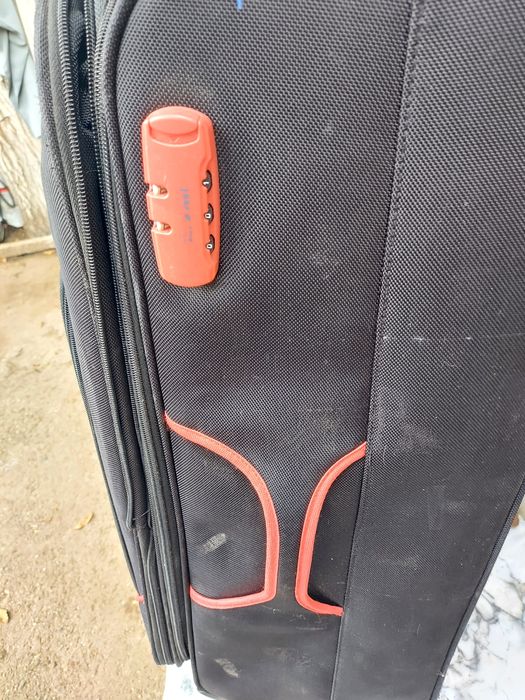 Vând trei geamantane (trolere))