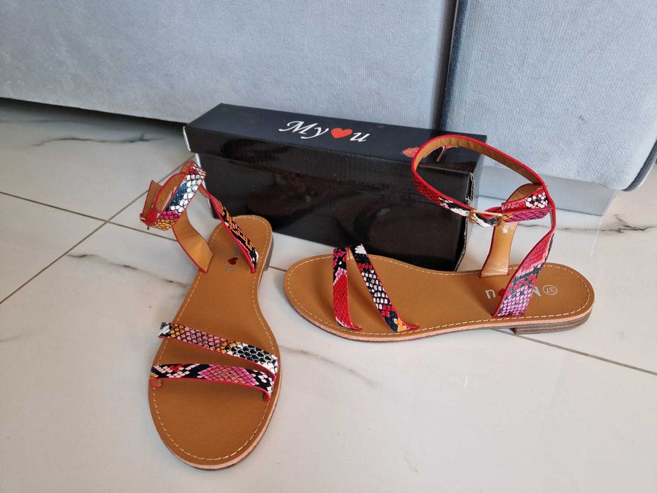 Sandale Piele ecologica, Noi