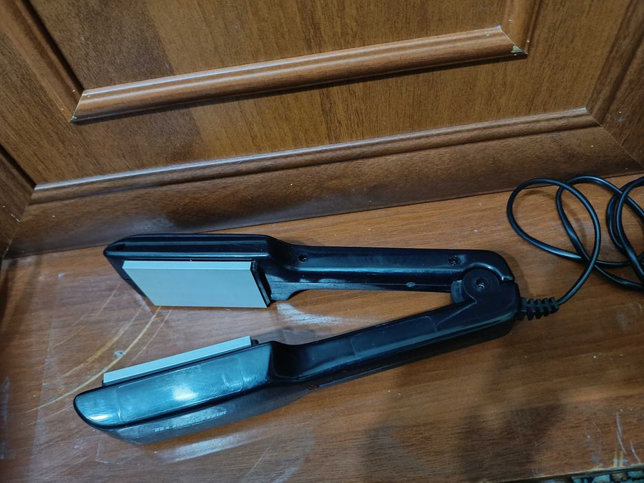 Продам утюжок для волос и плойку