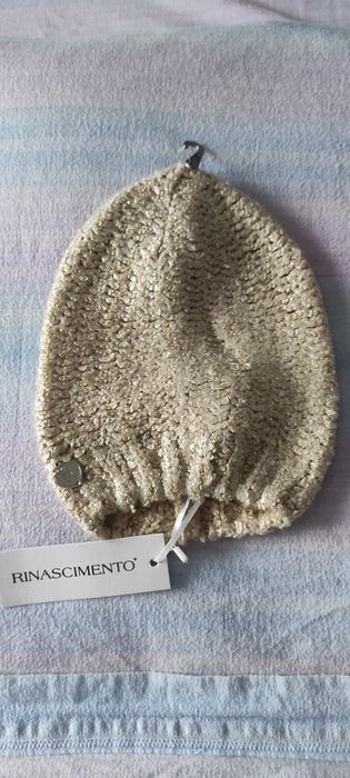 Căciulă acril cu fir auriu