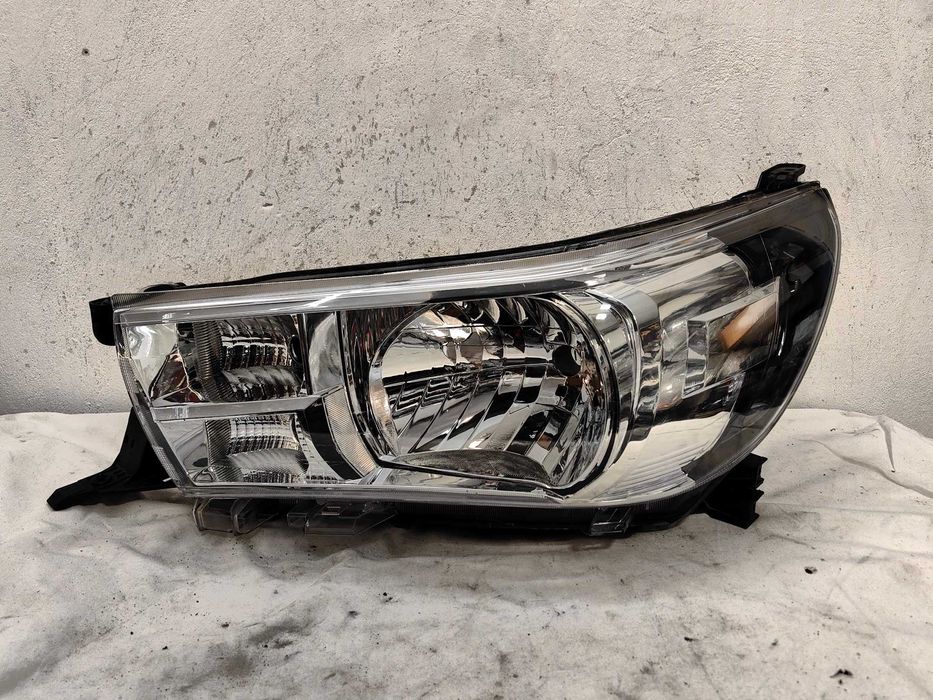 Фар Тойота Toyota Hilux
