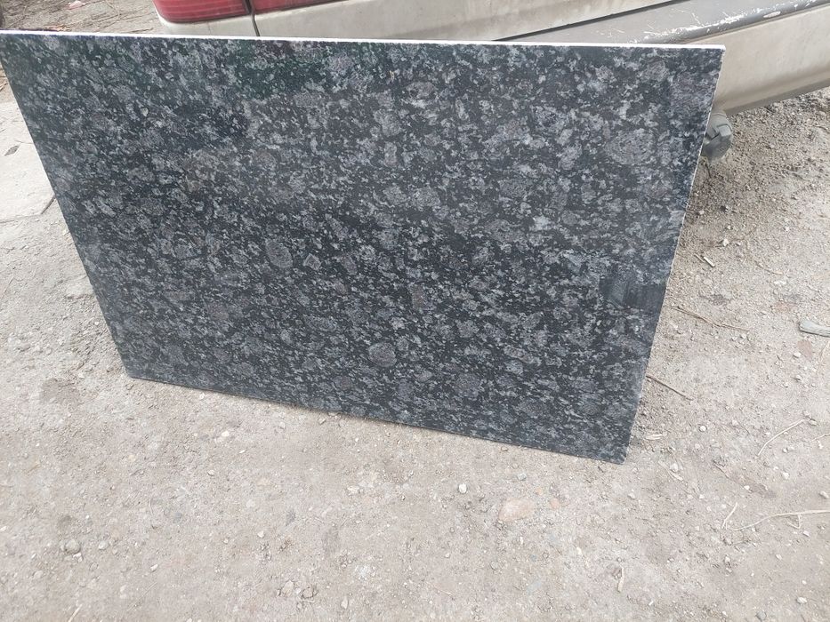 Камък Гранит  две парчета всяко едно от който с размер 107/70.5 см.