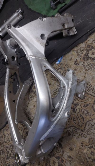 Рама + маятник от Yamaha yzf R6 2002
