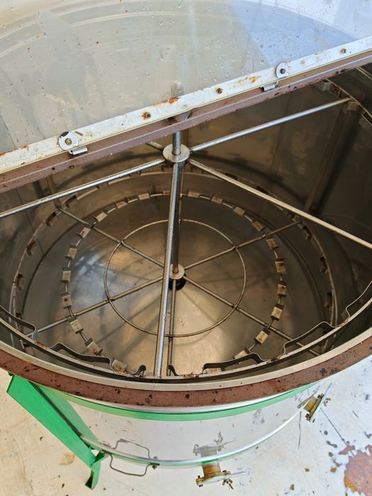 Центрофуга за вадене на мед, 24 рамки