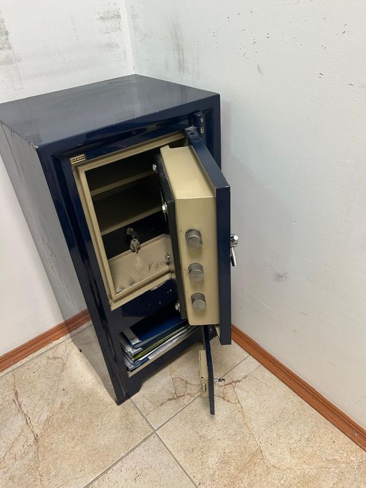 Сейф металлический