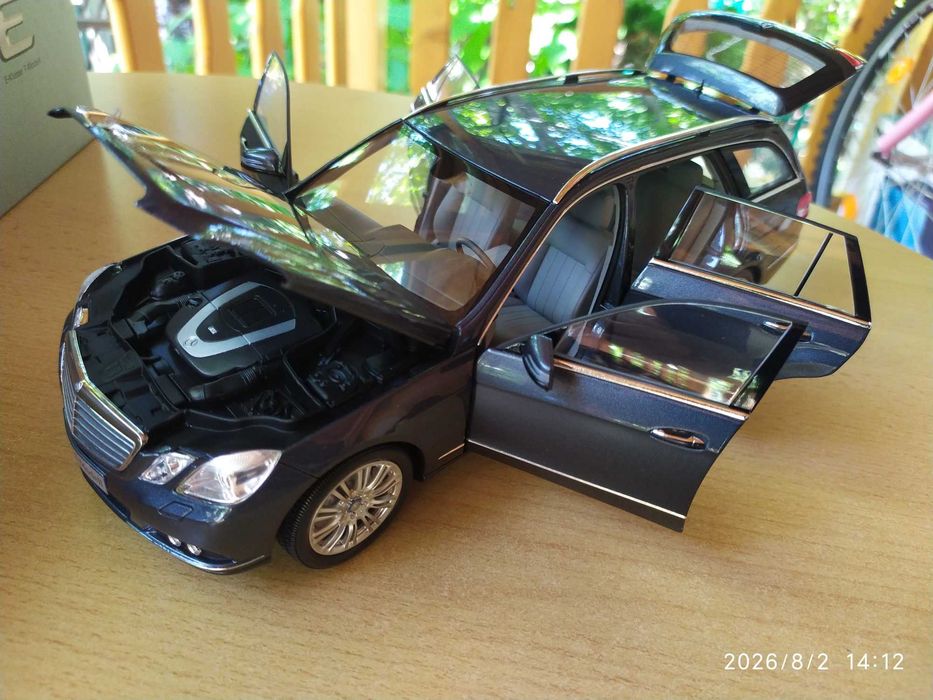 1:18 Метален модел на Mercedes S212 E-Klasse T-Modell / Tenorit Grau / 2009- Minichamps