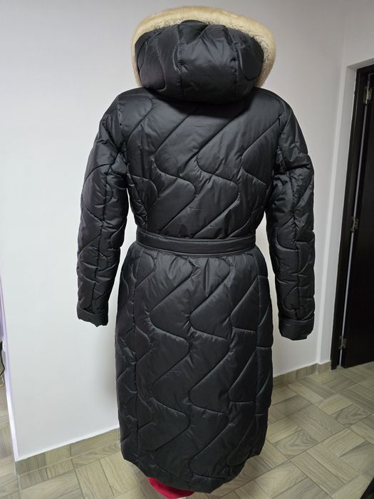 Geaca lunga neagra cu gluga somptuoasa din blana