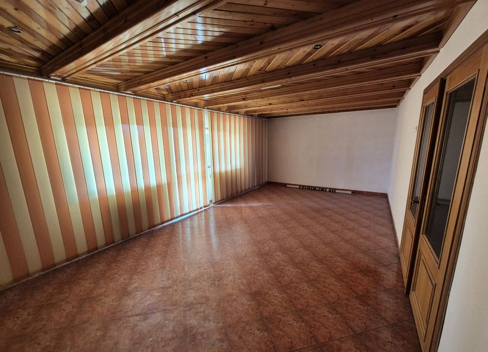 Închiriez casă cu etaj pentru activităţi comerciale, sediu firmă etc.