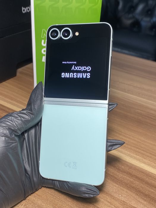 Samsung Galaxy Z Flip6 • 256 GB • Mint