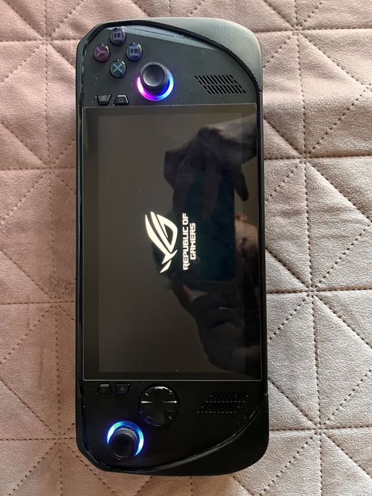 Consolo PC handheld ROG ally x cu procesor AMD Ryzen Z1 extreme