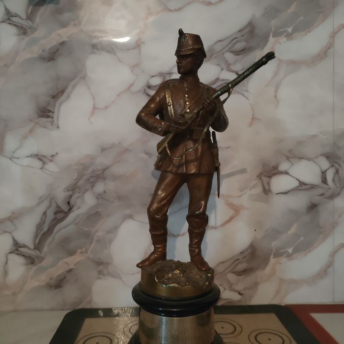 Vând statueta din bronz