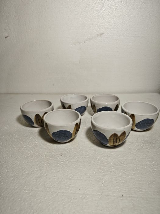 Сосиери, чашки за кафе и стъклени чинии за мезета, салати или ядки