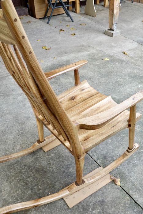 Scaun balansoar din lemn masiv de nuc