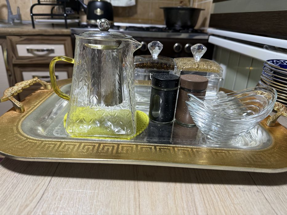 продам паднос в с комплектом сахорница, салонка, перечница, чайник, ка