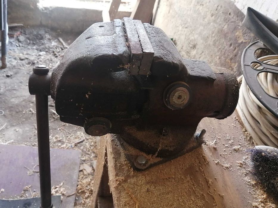 Тиски столярный поворотные