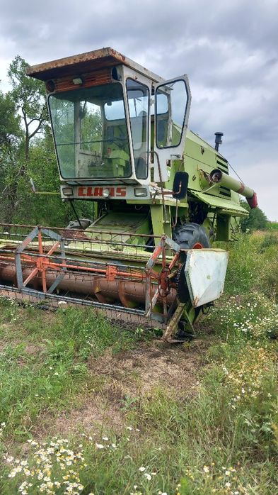 Vând tractor international 1056 xl și o combina class senator