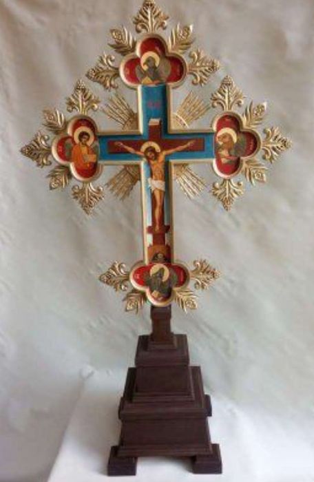 Рисуван кръст с дърворезба