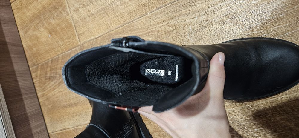 Продам детские  демисезонные ботинки GEOX